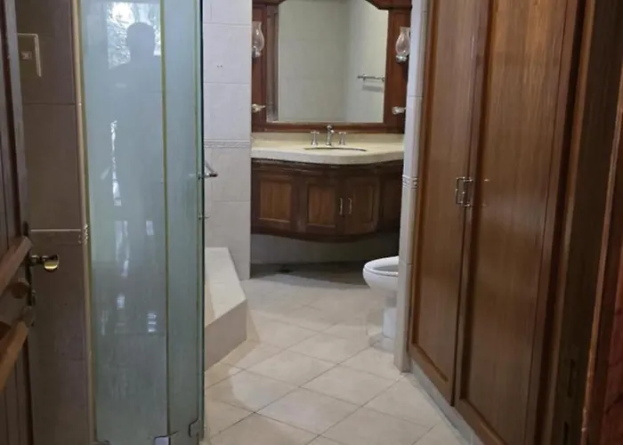 Hassan Sisters' Ensuites Guest house Manila
