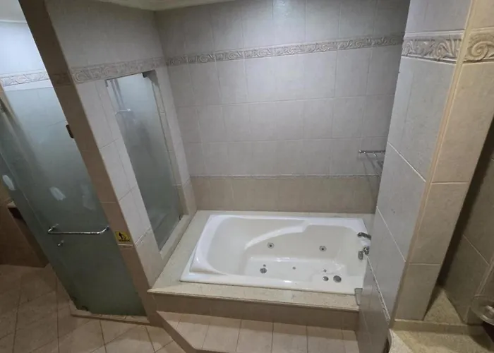 Hassan Sisters' Ensuites * Manila